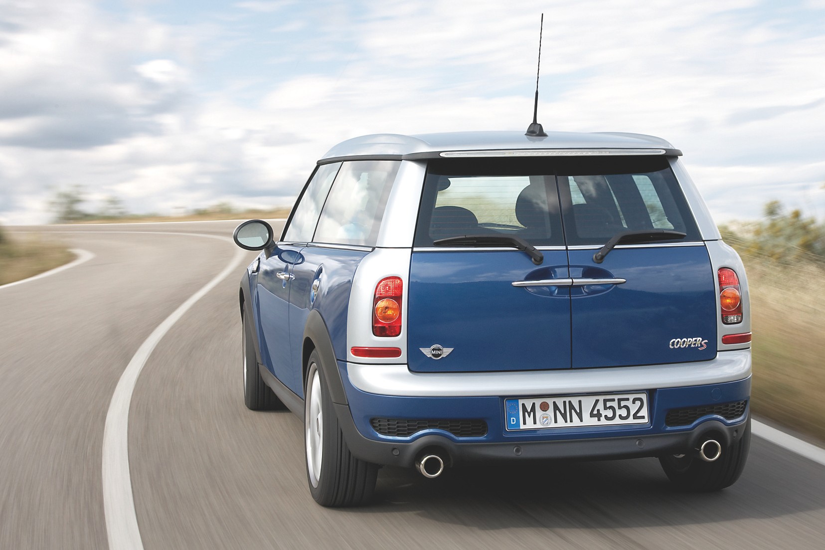 MINI Cooper S Clubman visto de trás a circular na estrada, 2007.